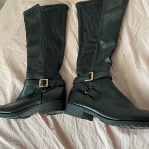 Has only been worn twice. Beautiful stylish leather boots for the winter